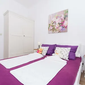 lavanda-kastela.hotels-in-trogir.com/